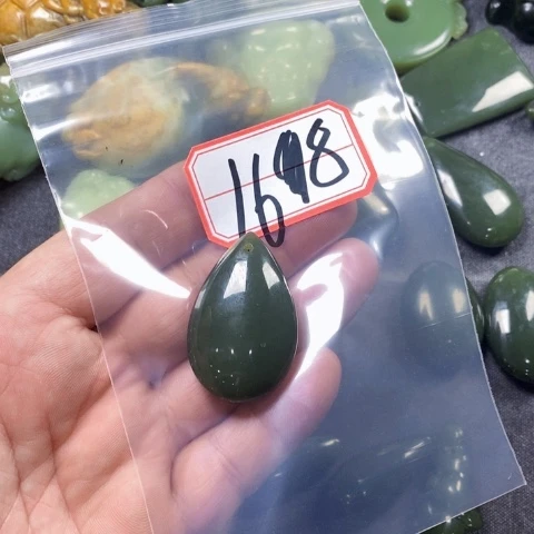 未镶嵌手链和田玉小**?