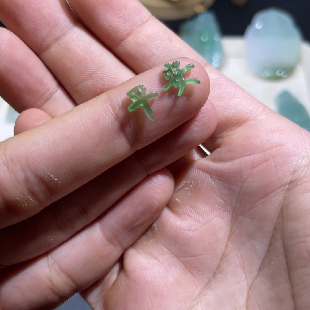 翡翠未镶嵌颈饰平安