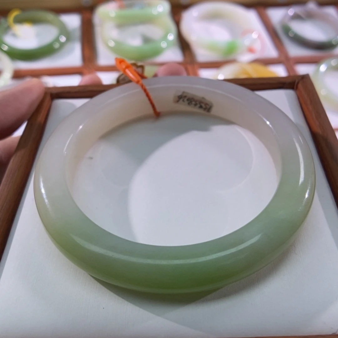 【闪购商品】未镶嵌手镯和田玉（翠青玉）