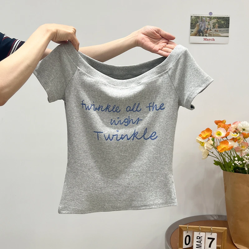 美式灰色斜领露肩印花短袖t恤女2025夏季新款修身显瘦一字短上衣