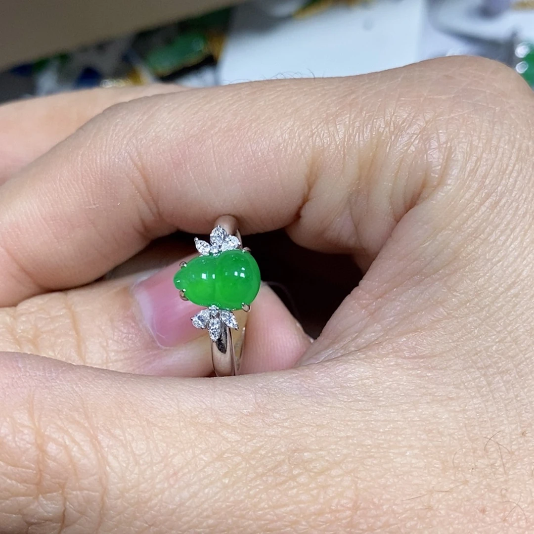 【闪购商品】颈饰18K金镶嵌翡翠动****号戒指