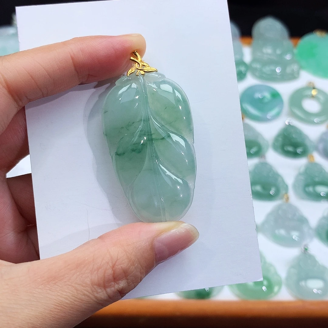 翡翠18K金镶嵌颈饰翡翠吊坠