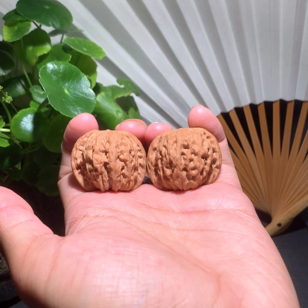 文玩核桃把件鱼的红皮正磨052607
