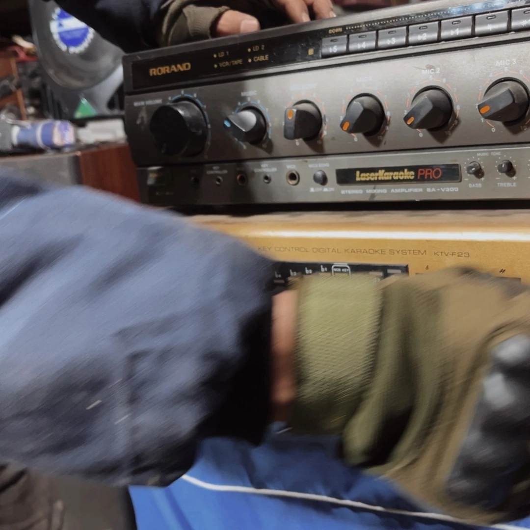 8新两个卡包功放，一个出声，一个不出声，保佑