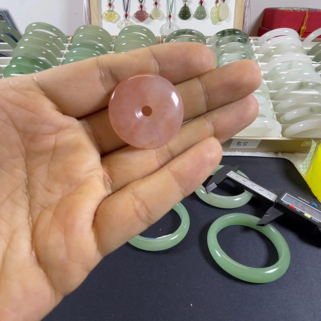 颈饰未镶嵌石英质玉