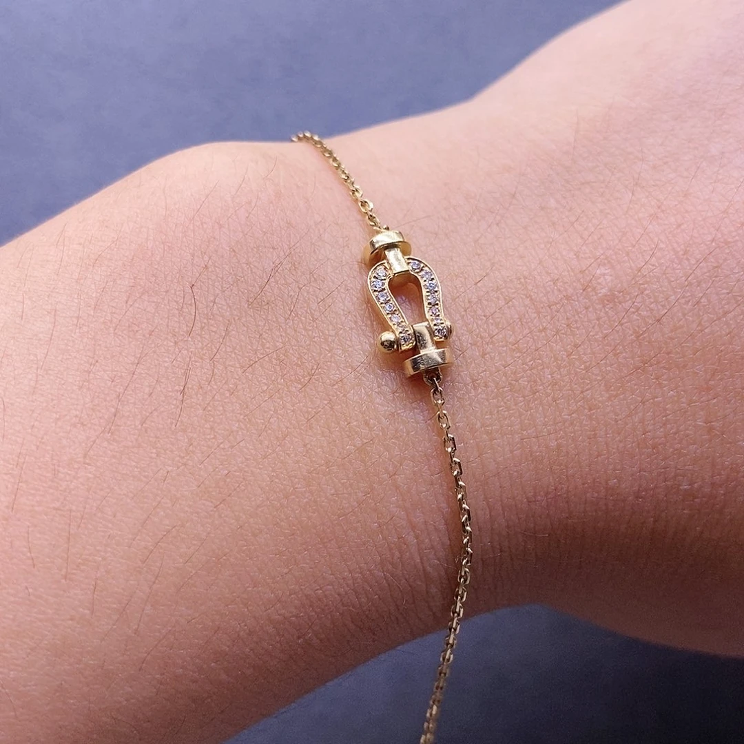 钻石手链18K金镶嵌小马蹄手链浅金色