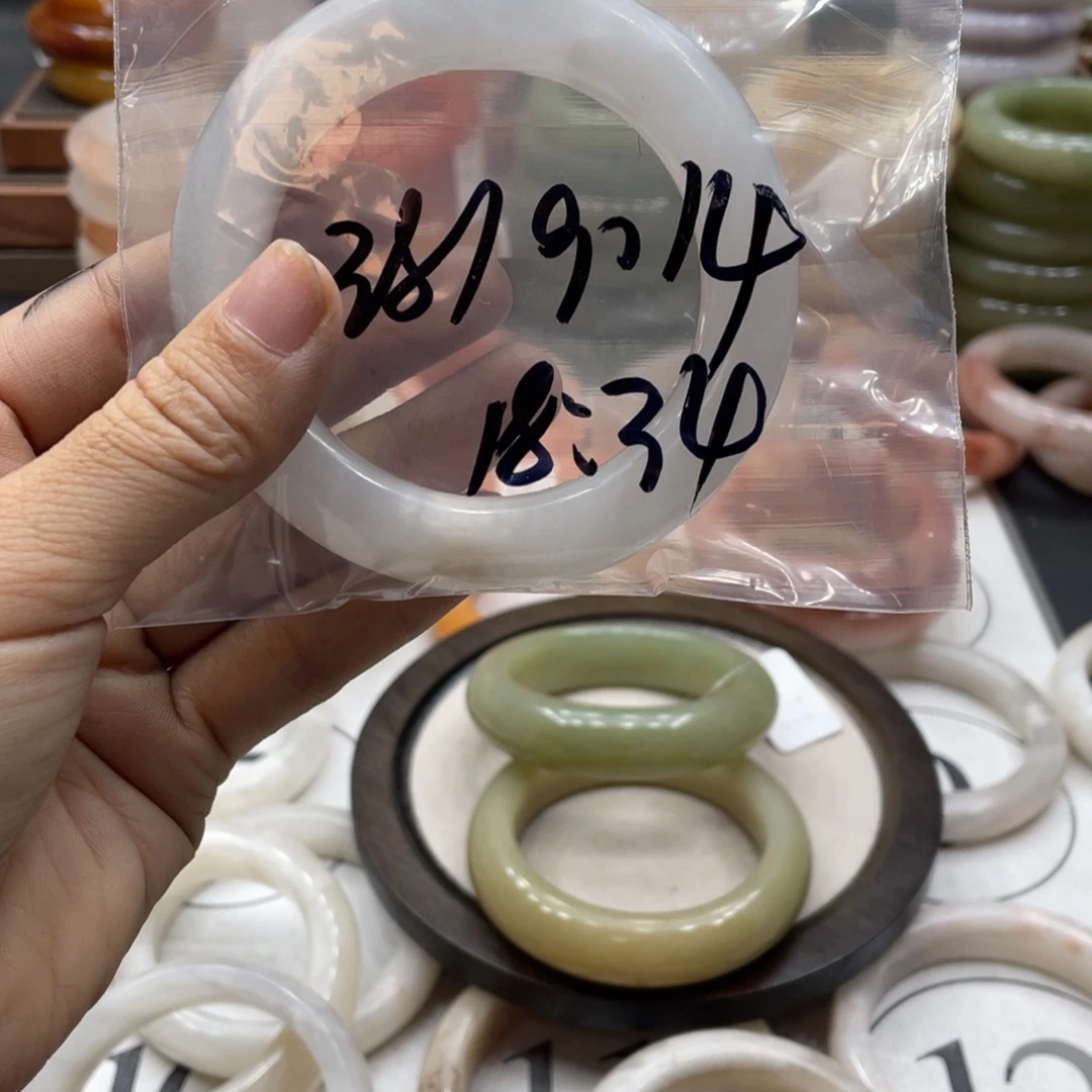 未镶嵌手镯石英质玉