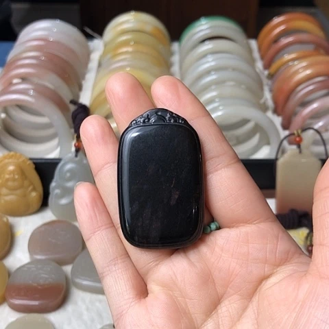 往***@石英质玉未镶嵌颈饰