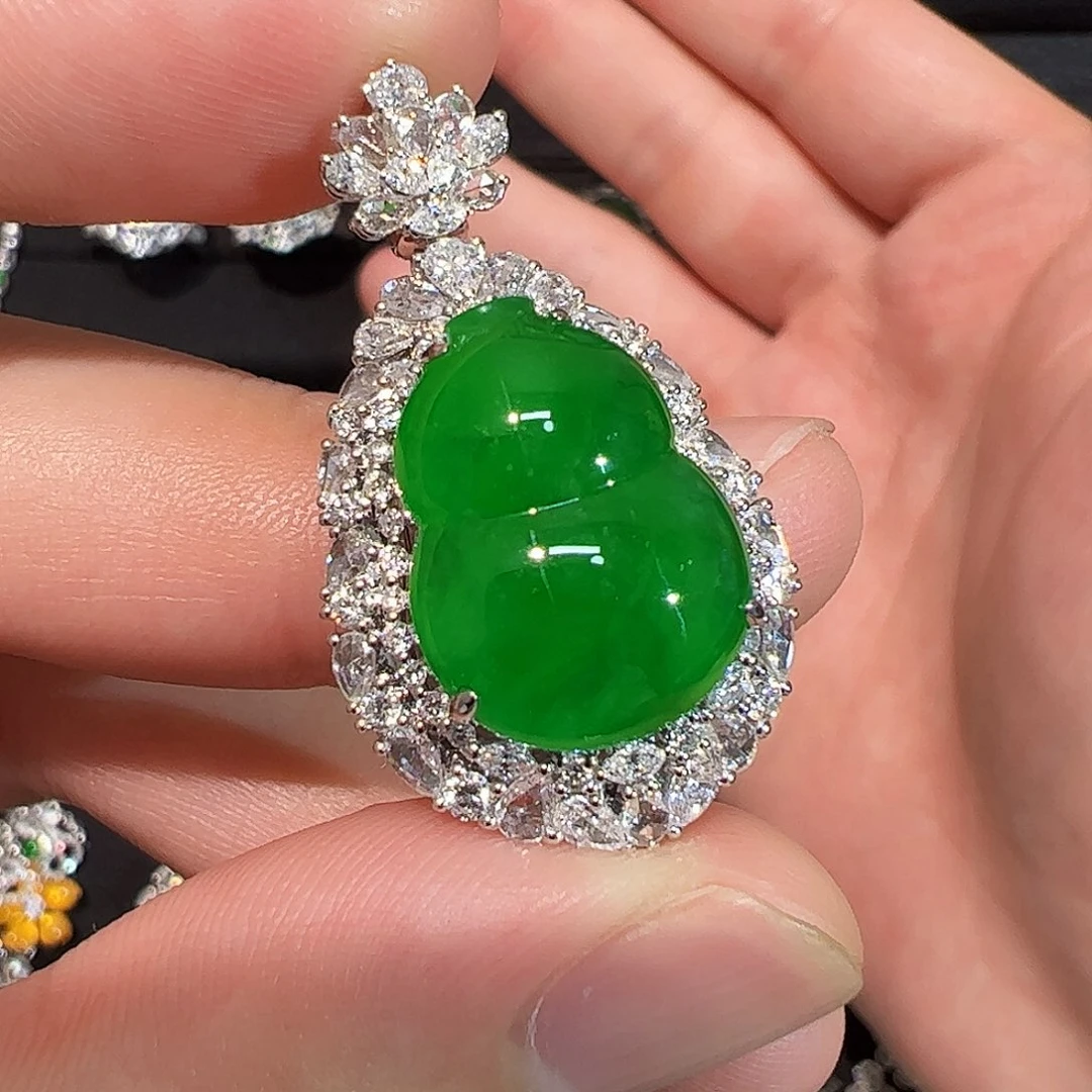 翡翠18K金镶嵌颈饰葫芦