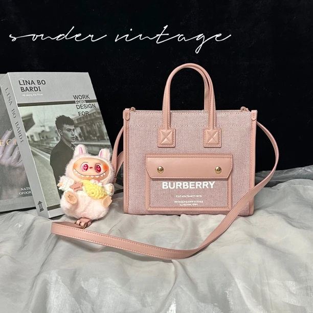95新 BURBERRY/博柏利 Burberry粉色帆布斜挎包