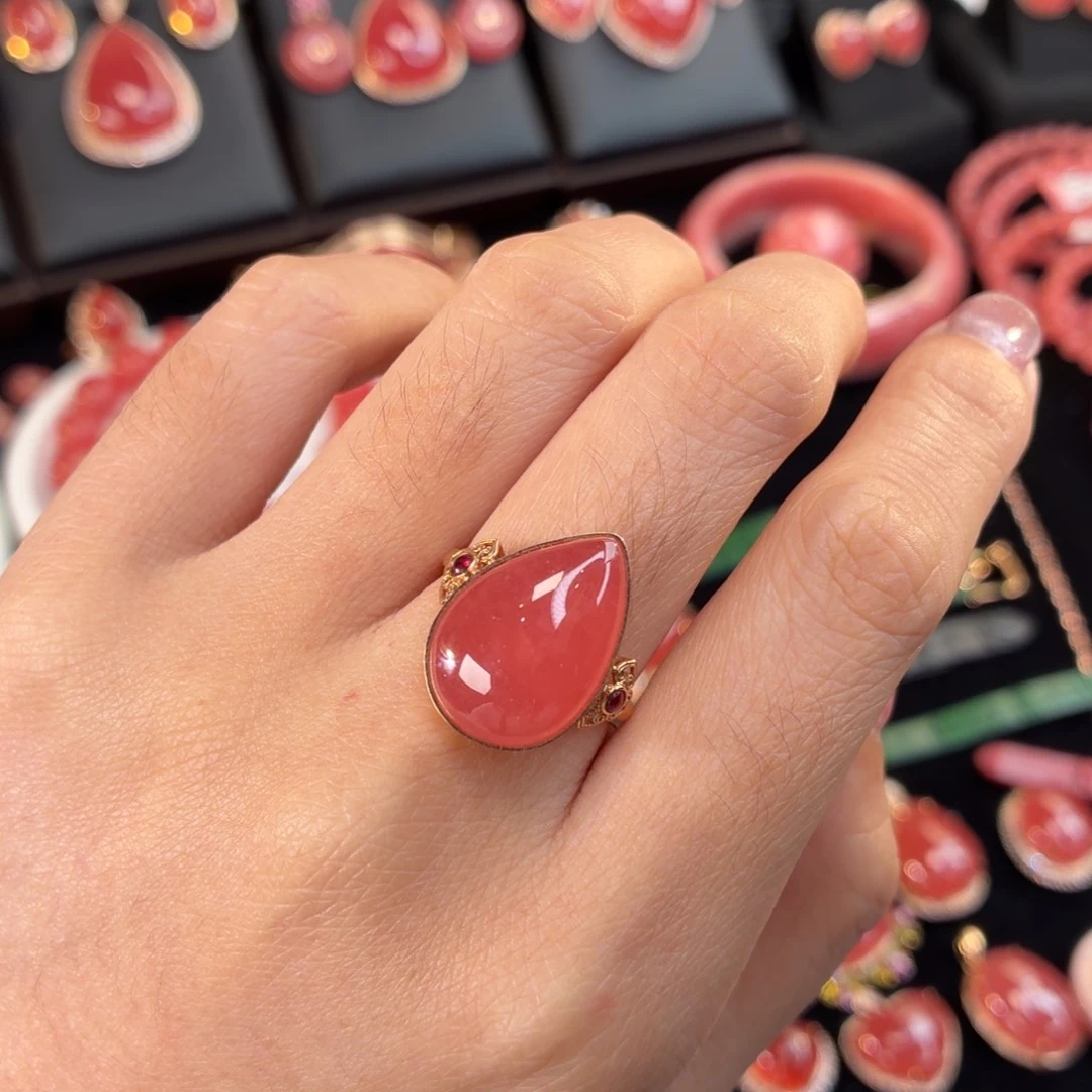 18K金镶嵌菱锰矿（红纹石）戒指