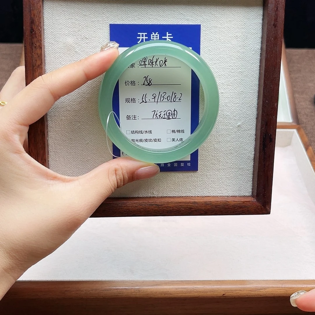 啤***咪石英质玉未镶嵌手镯