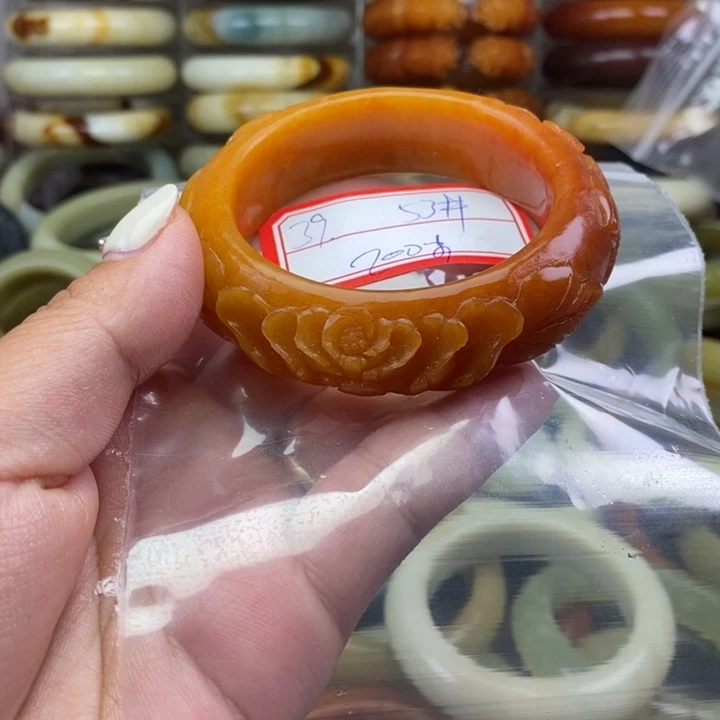 蛇纹石玉未镶嵌颈饰小**、