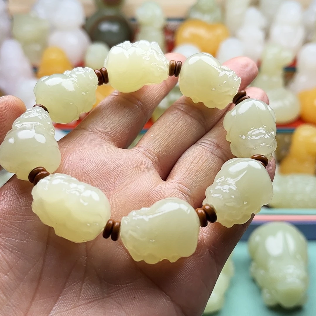 顺***承石材貔貅手把手串摆件