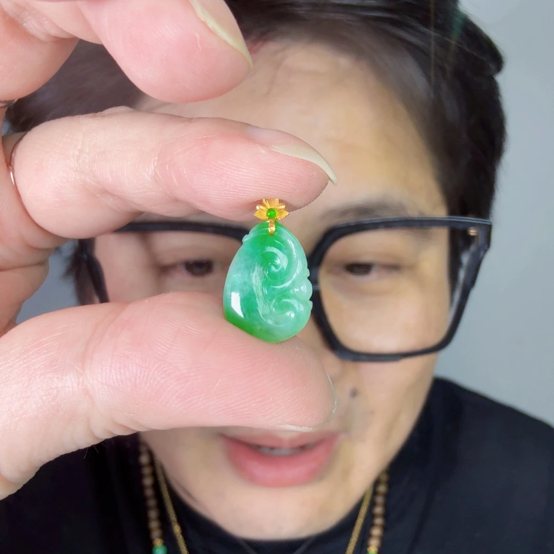 翡翠18K金镶嵌颈饰一件