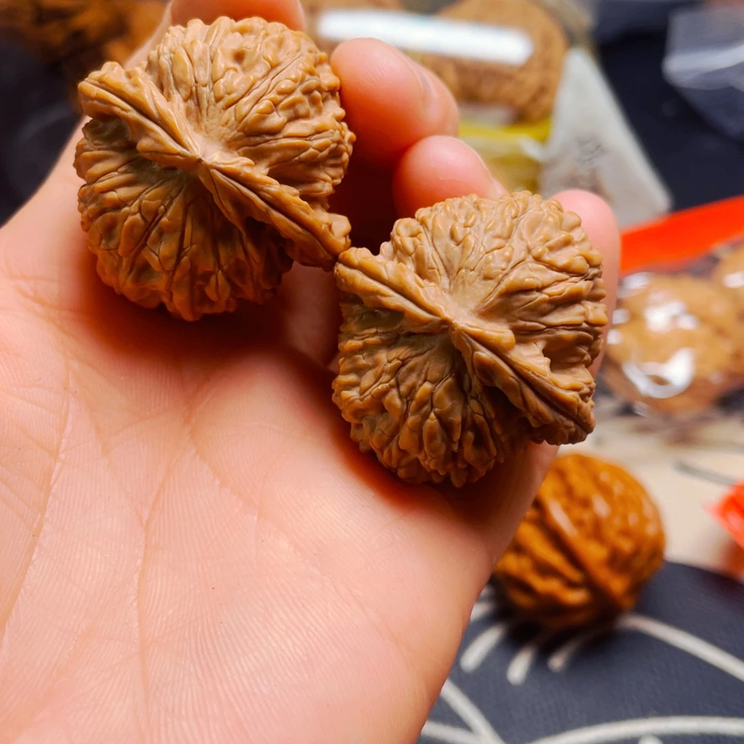 文玩核桃吊坠白狮子