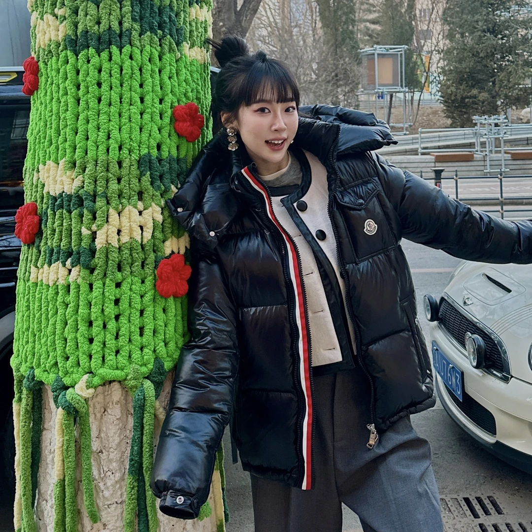 99新 MONCLER 蒙口 xse06 Montbeliard系列连帽短款羽绒服 4码