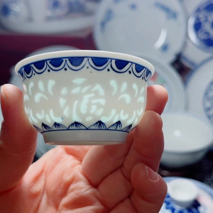 青花玲珑福字雕刻小杯