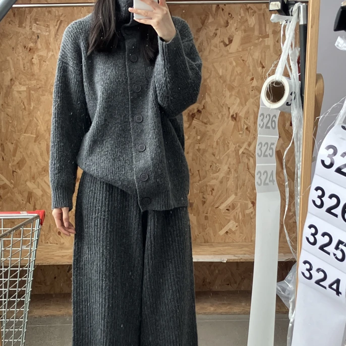 DJ身上的深灰色毛衣套装（毛衣+裤子）裤长103cm