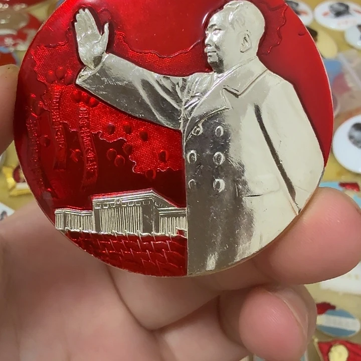 李***藏其他普通金属毛爷爷像章，万岁