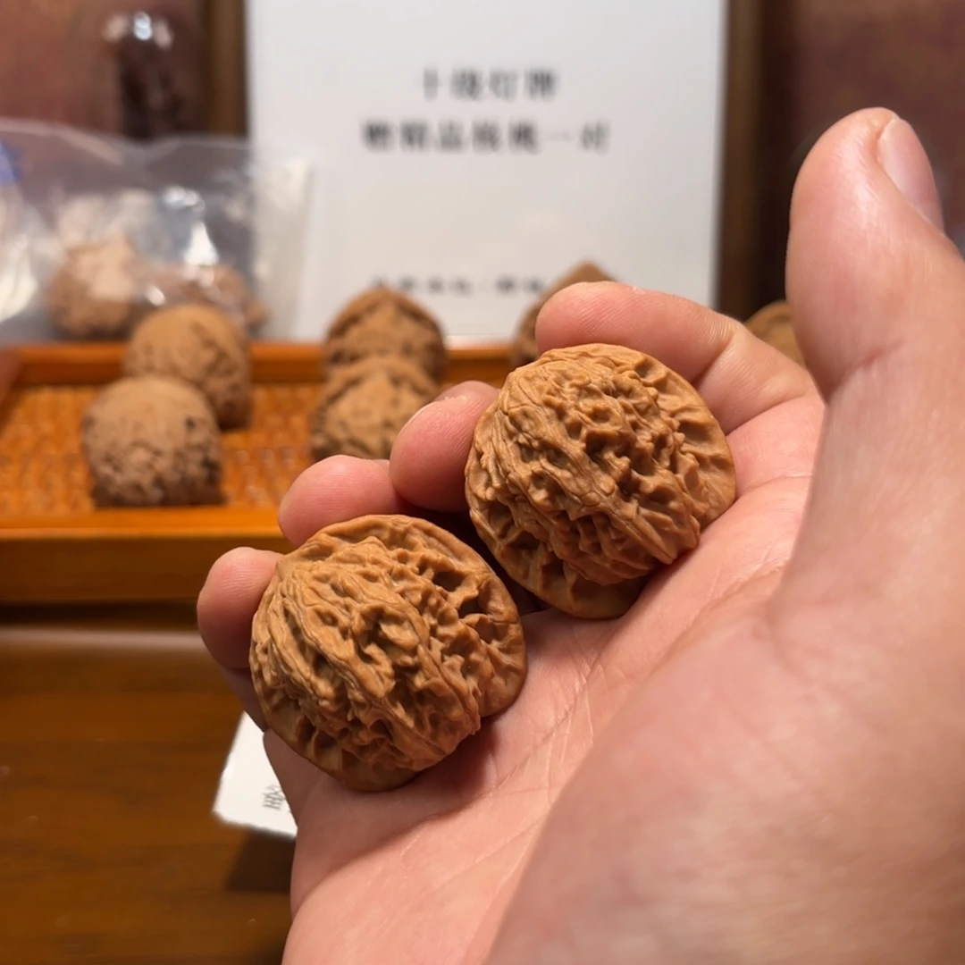 文玩核桃吊坠红豆Q5694