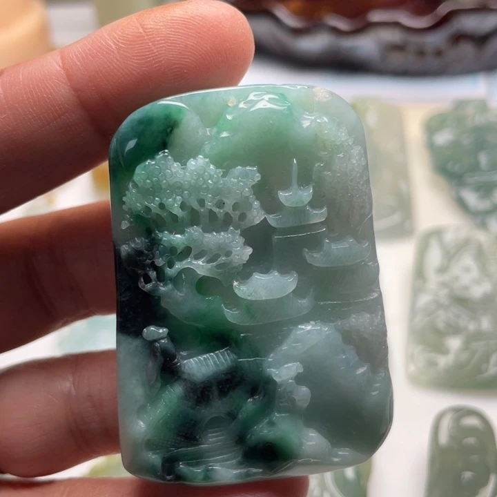 翡翠颈饰未镶嵌山水