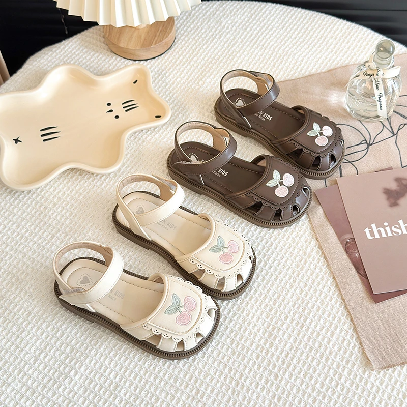 女童凉鞋夏季新款2025女宝休闲洋气时尚刺绣公主鞋小童包头沙滩鞋