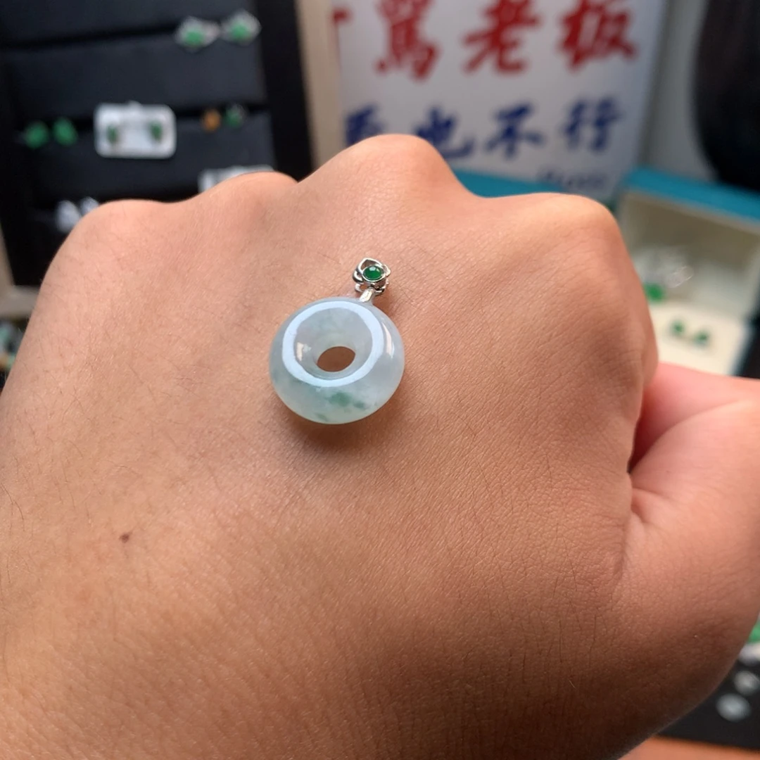 翡翠未镶嵌颈饰你是