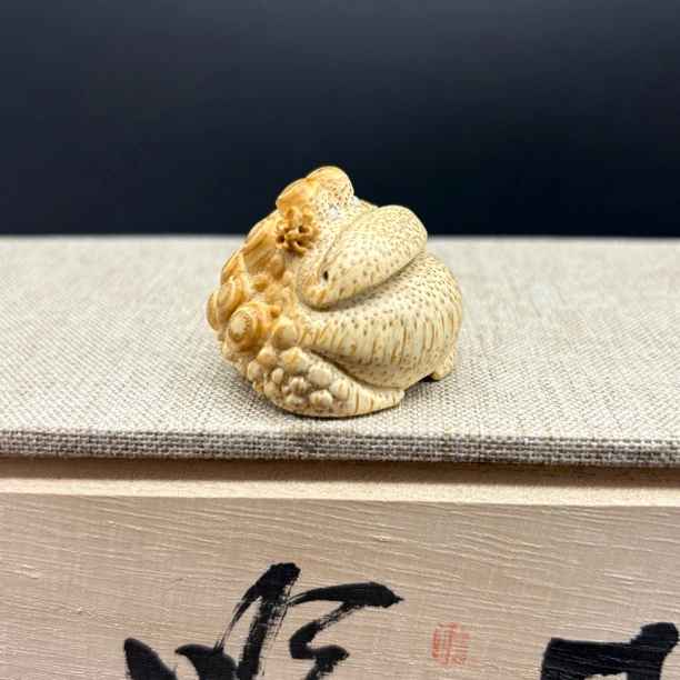 竹根雕花花小傲娇眼金蟾