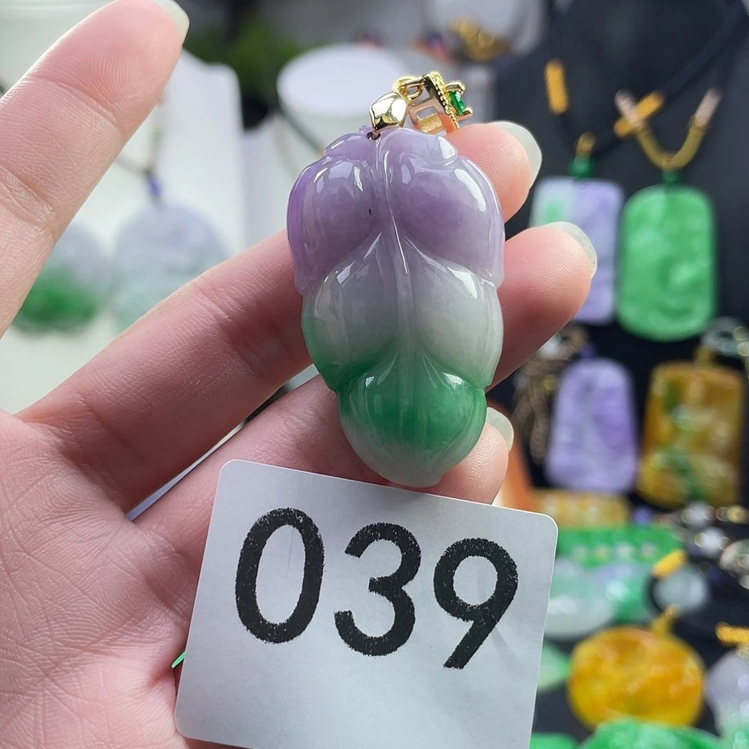 翡翠未镶嵌吊坠(赠链)