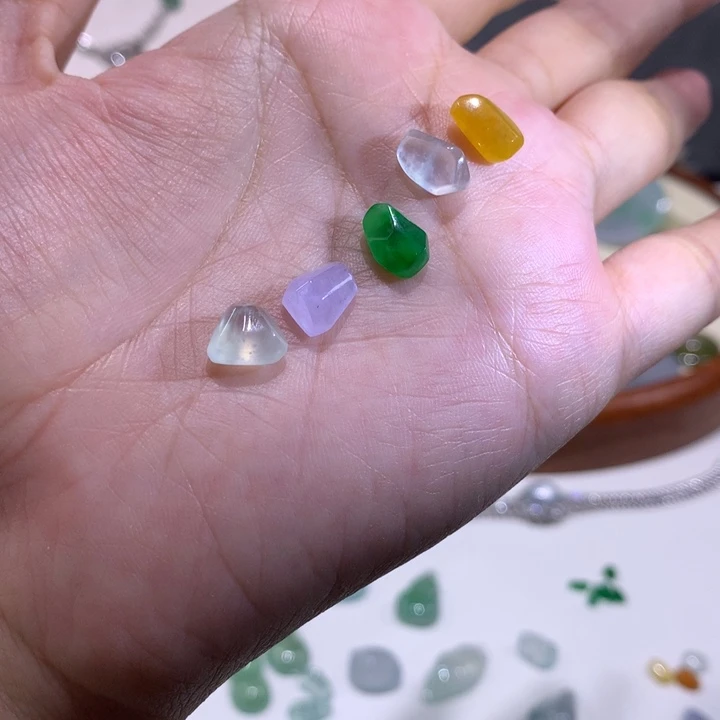 翡翠未镶嵌颈饰随形