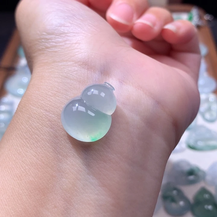 颈饰未镶嵌翡翠冰种飘阳绿胖葫芦