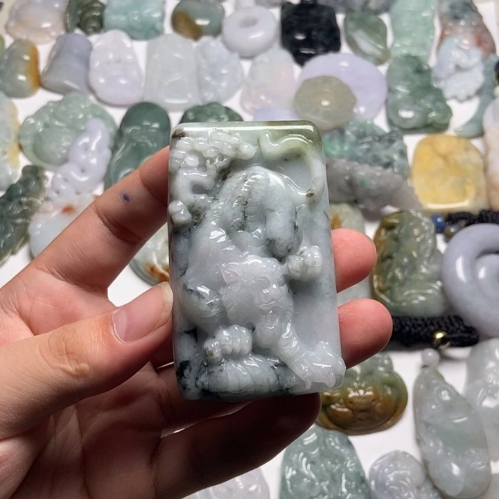 翡翠未镶嵌颈饰虎牌72