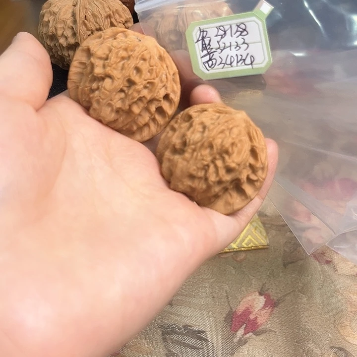 文玩核桃吊坠宽边狮子头