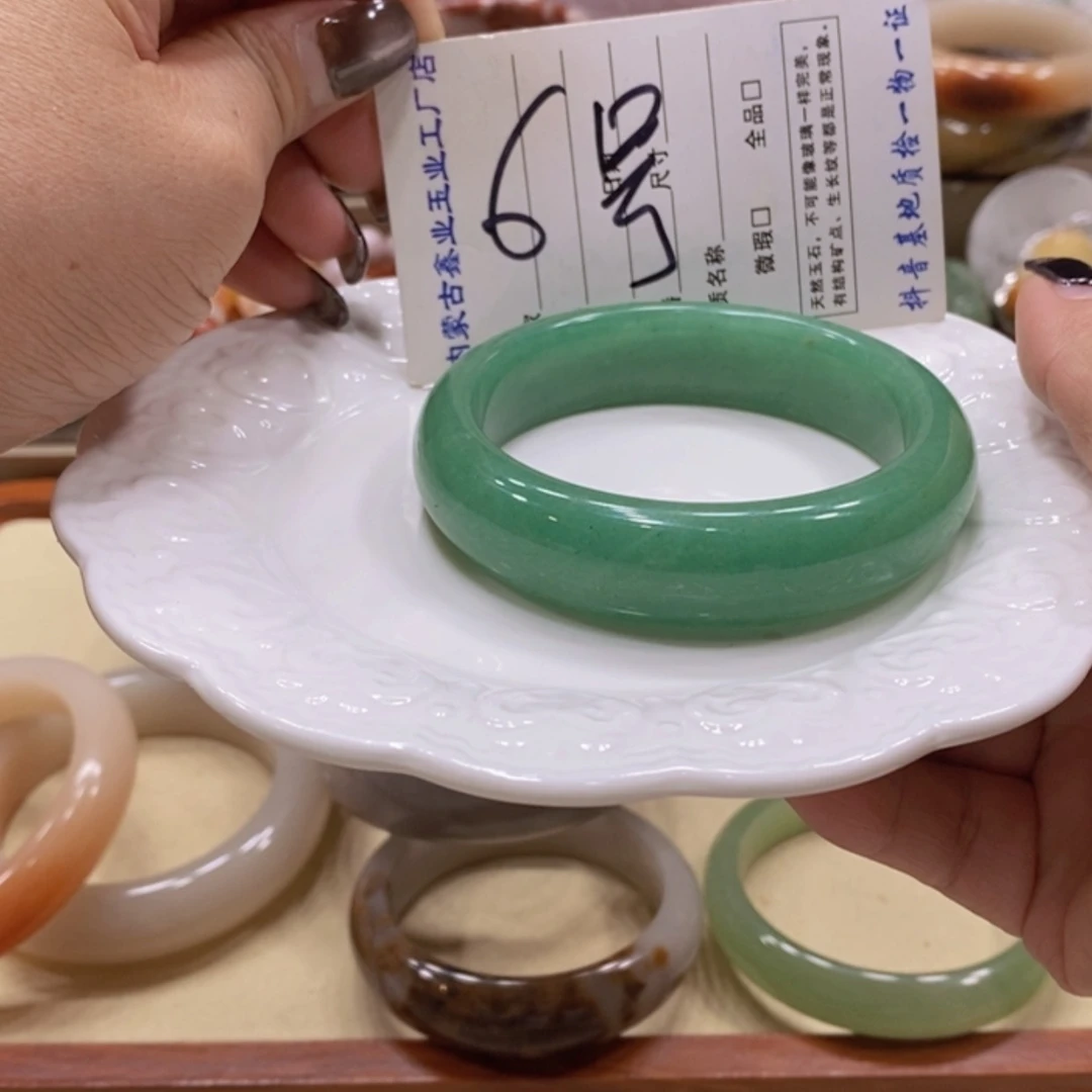 【闪购商品】未镶嵌手镯石英质玉