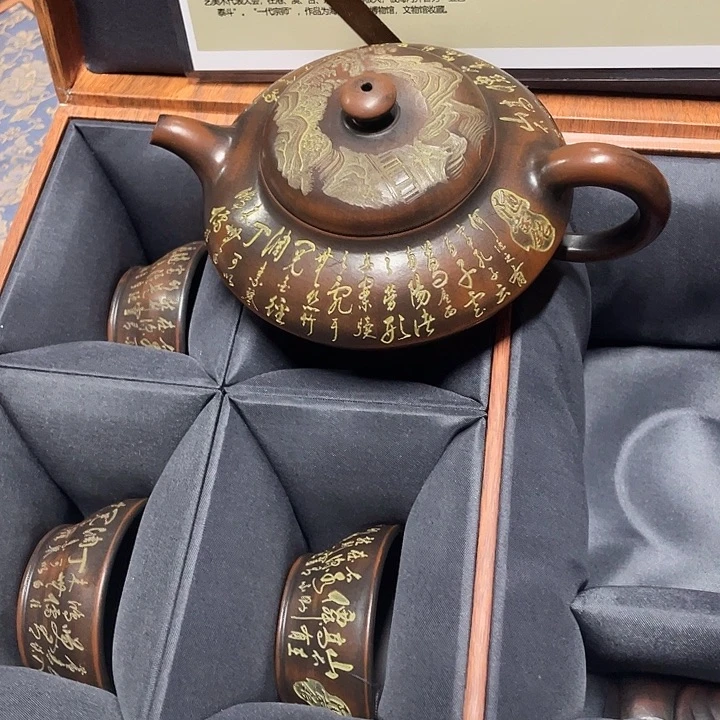 紫砂茶壶原矿泥料，手工制作的一把紫砂壶。