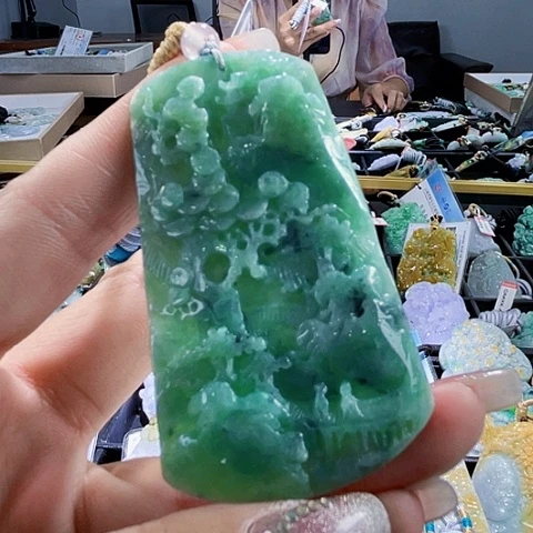 翡翠未镶嵌颈饰一个