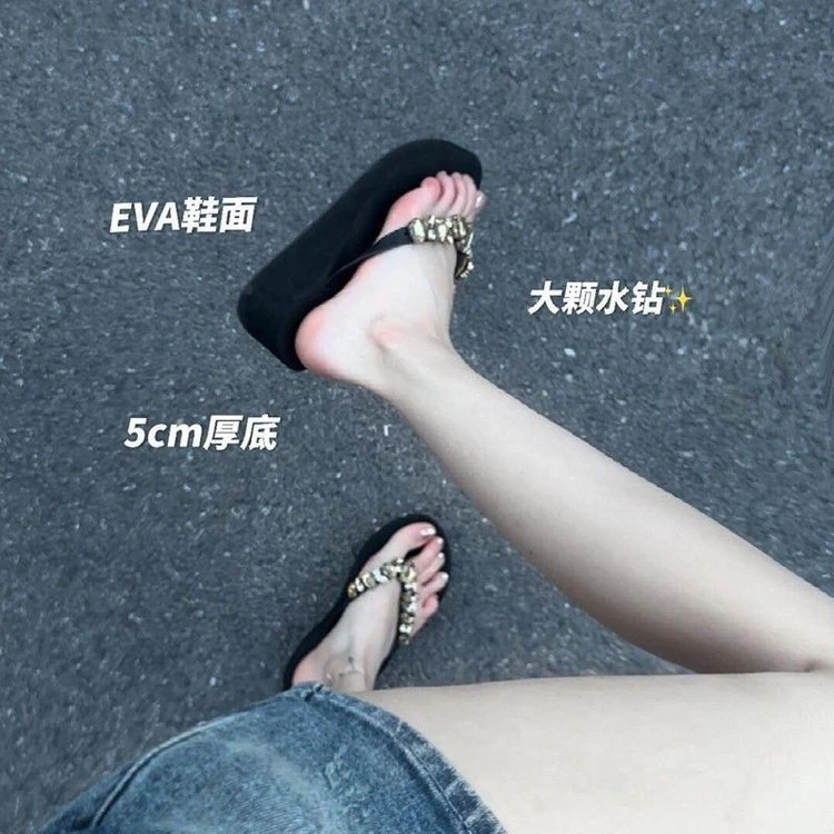 2025新款爆款韩版坡跟厚底水钻人字拖女2025夏季新款防滑增高海边
