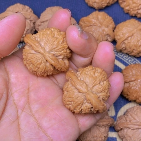 【闪购商品】文玩核桃吊坠落白狮子38