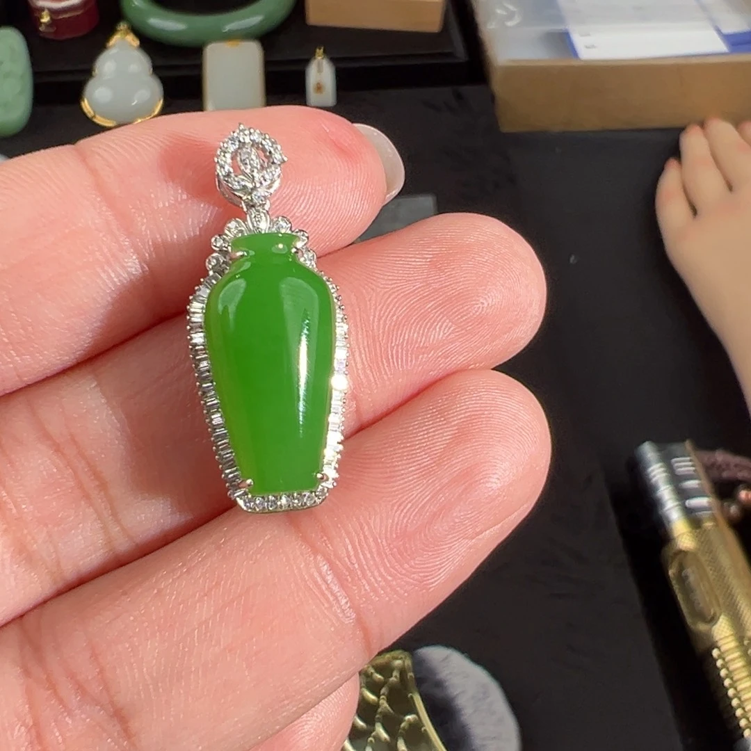 和田玉（碧玉）18K金镶嵌颈饰乌兰乌德高色苹果绿瓶子吊坠