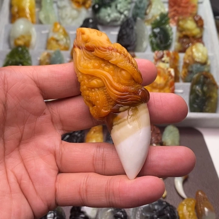 大***胜蛇纹石玉未镶嵌颈饰