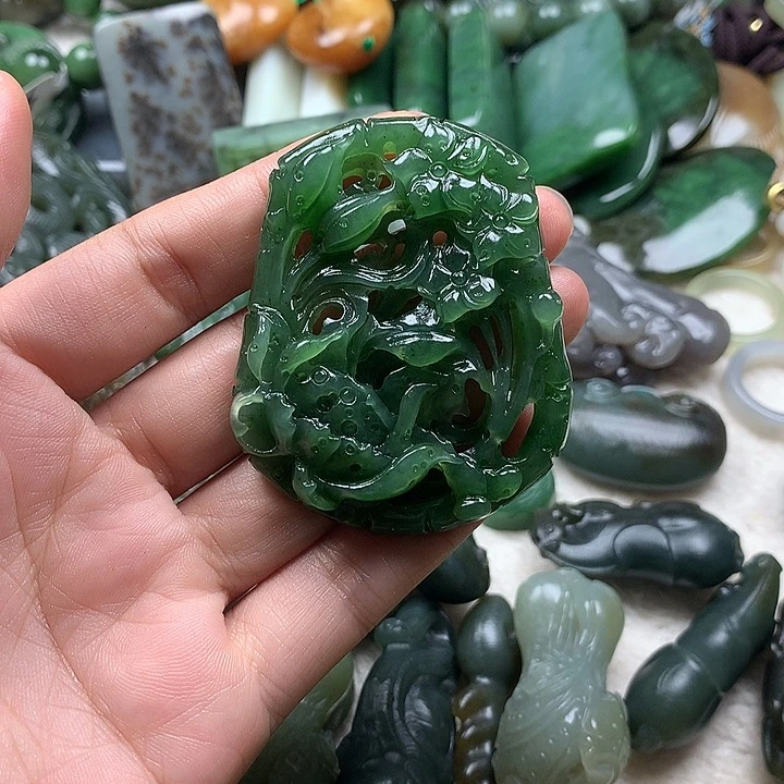 颈饰未镶嵌和田玉（碧玉）