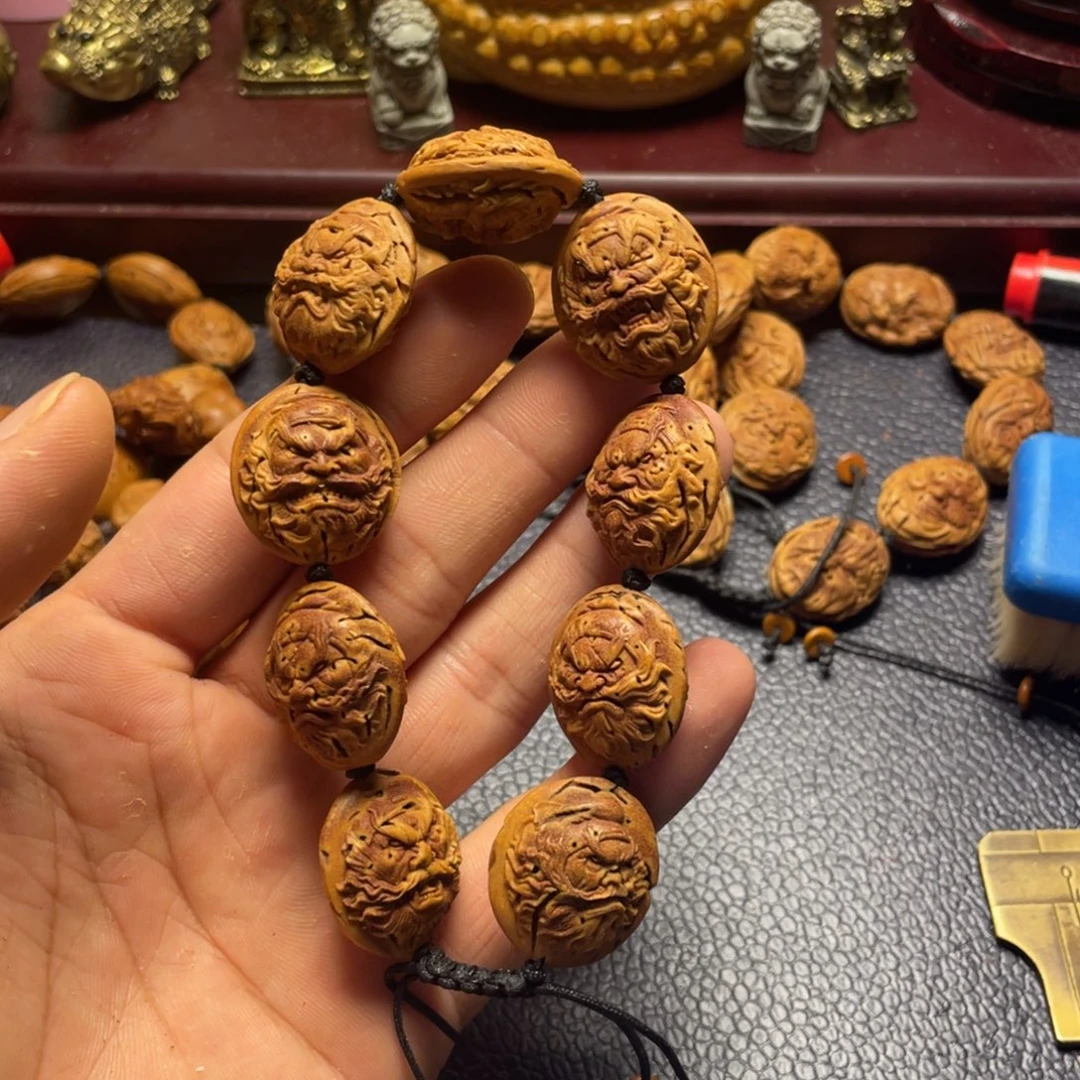 大桃核雕刻瑕疵钟馗头