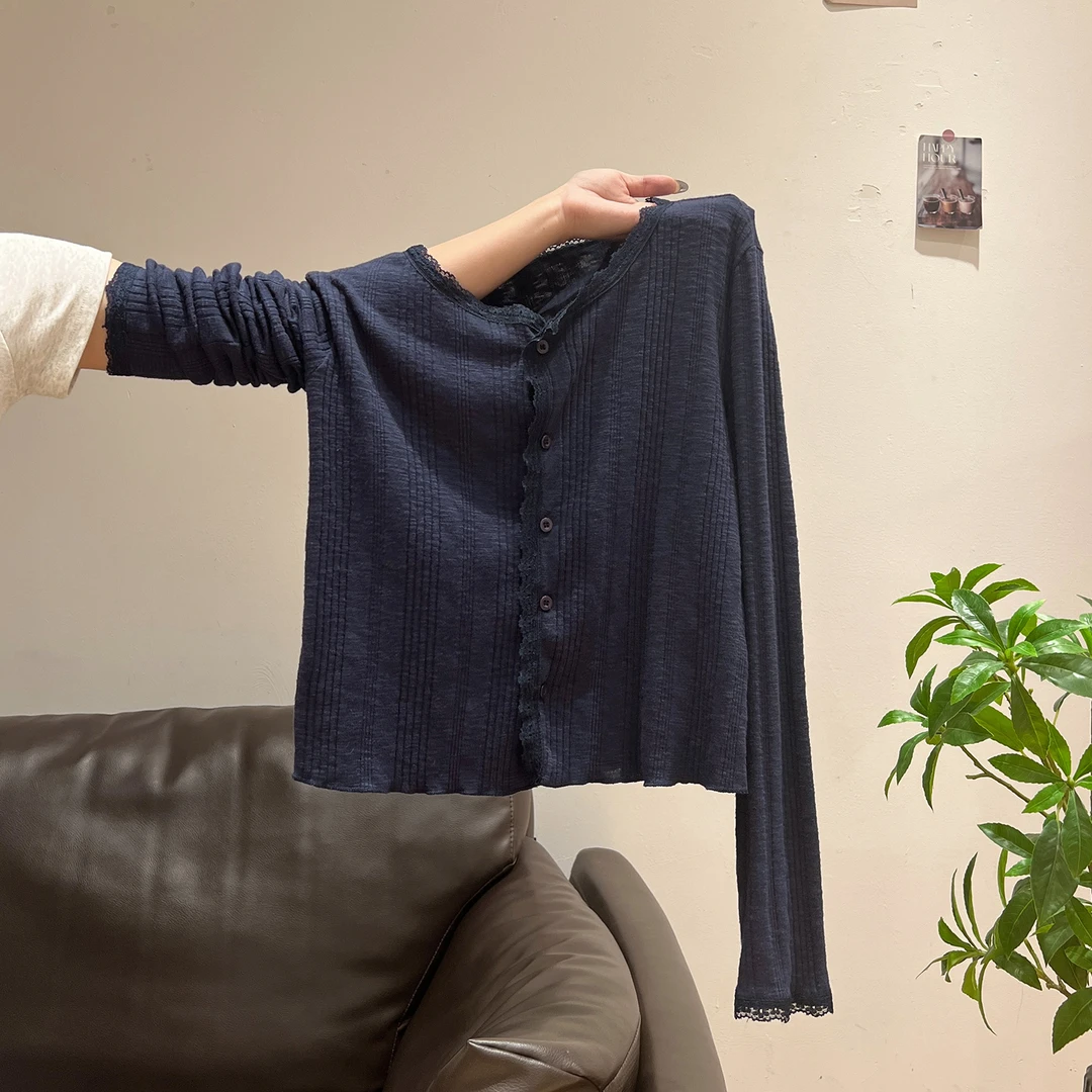 藏蓝圆领蕾丝纽扣针织开衫女2025早秋新款设计感外穿短款长袖上衣