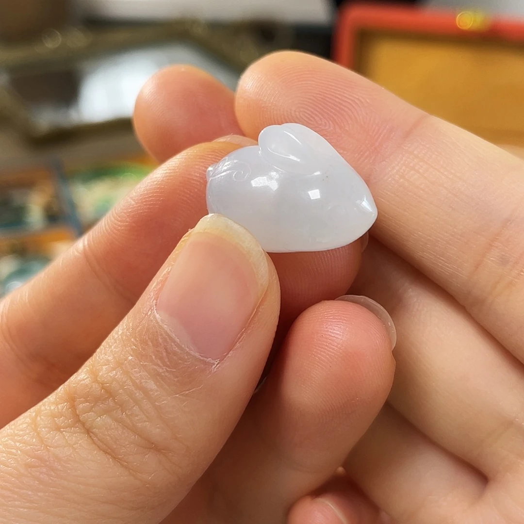 翡翠未镶嵌颈饰小白兔立体件