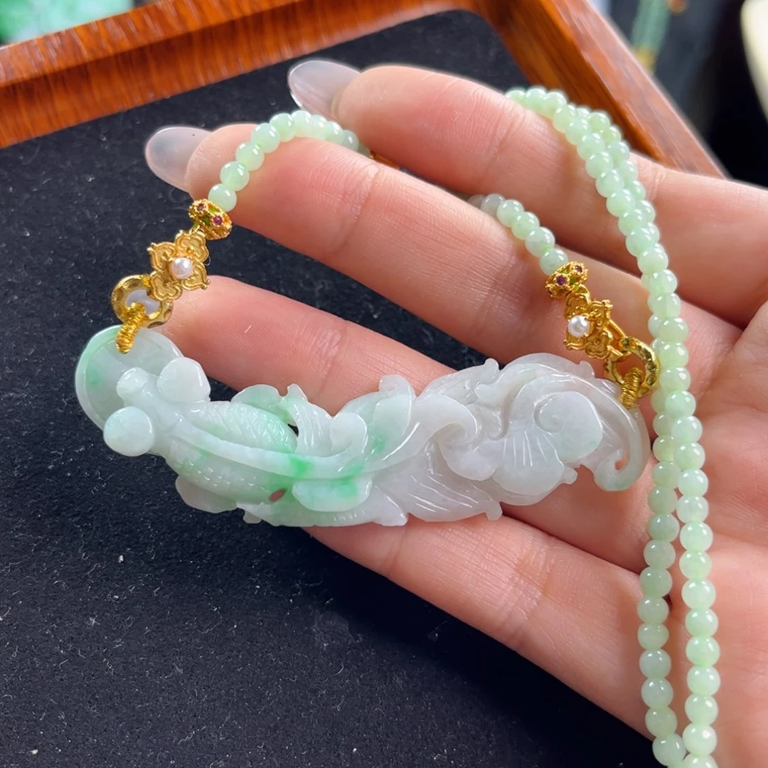 翡翠未镶嵌颈饰锦鲤