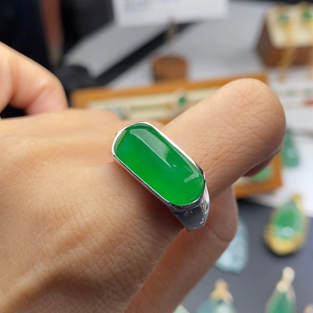 定制翡翠18K金镶嵌    极简马鞍戒