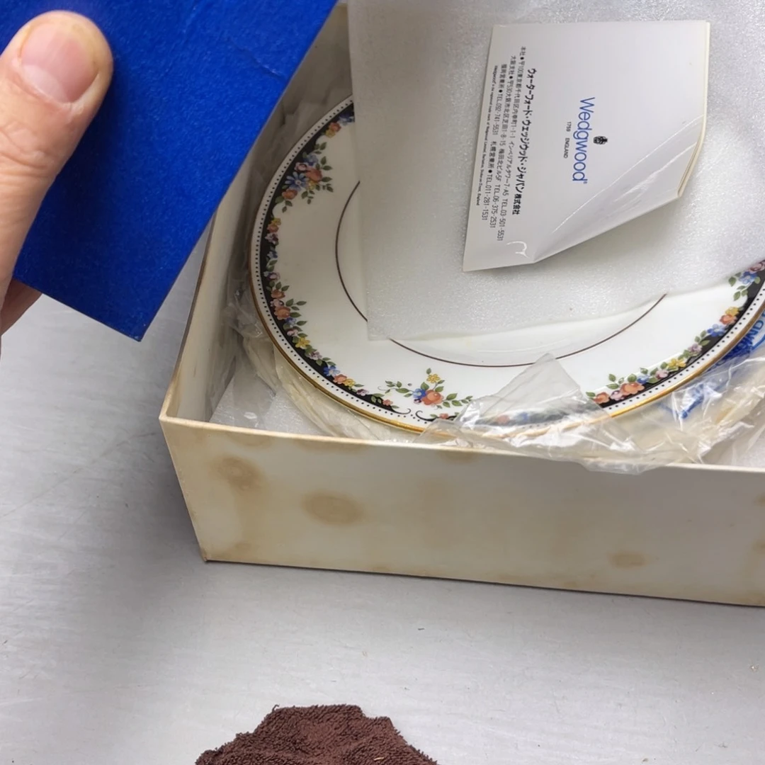 瓷片洛*溪密密麻麻地排列着一个大