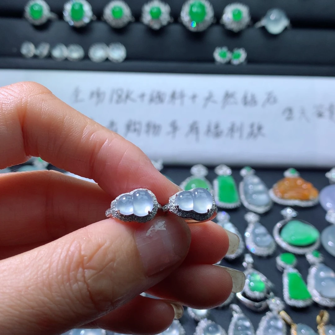 18K金镶嵌翡翠耳饰伴钻