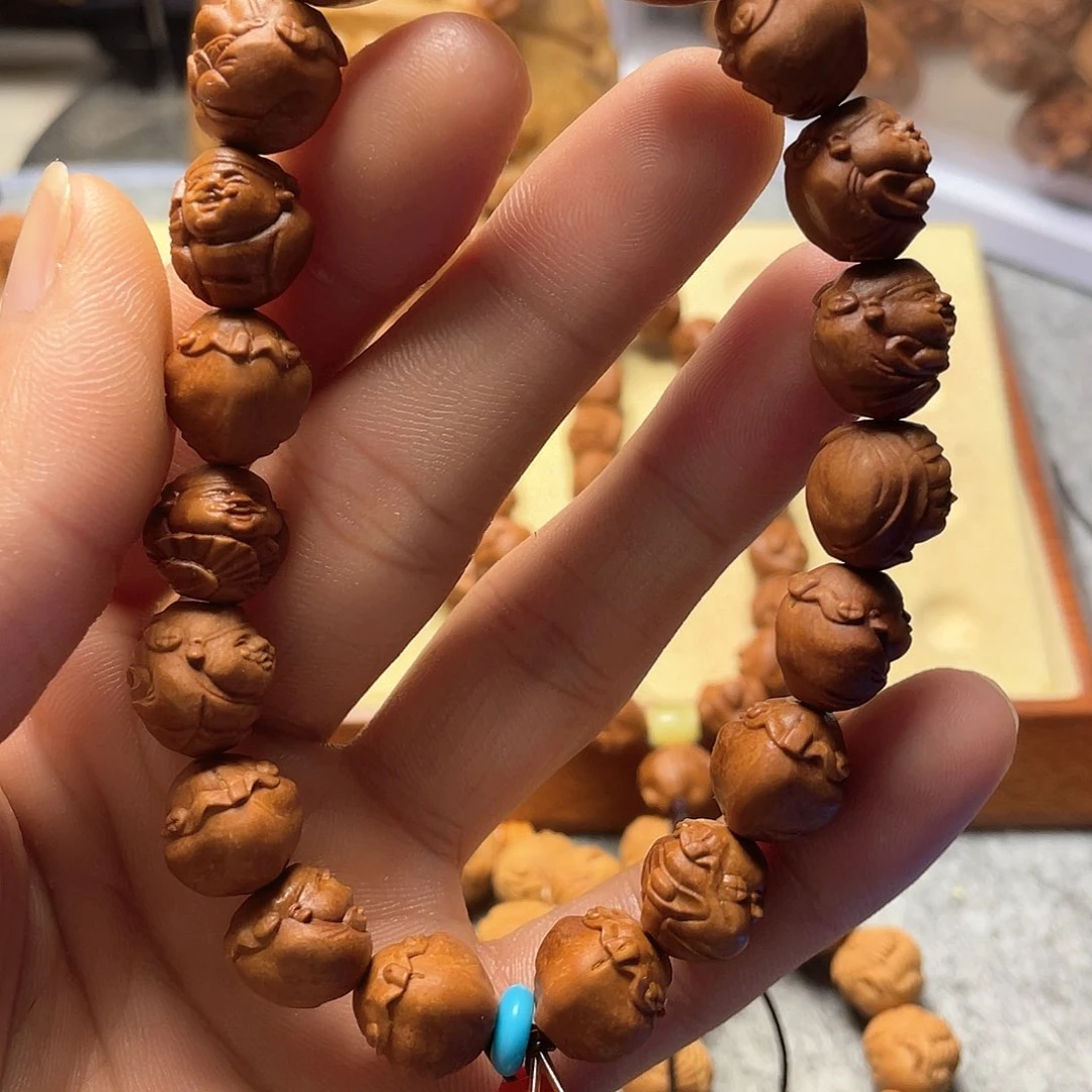 龙纹桃核雕刻财神